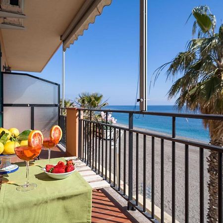 Appartement Loft Balcone Sul Mare à Letojanni Extérieur photo