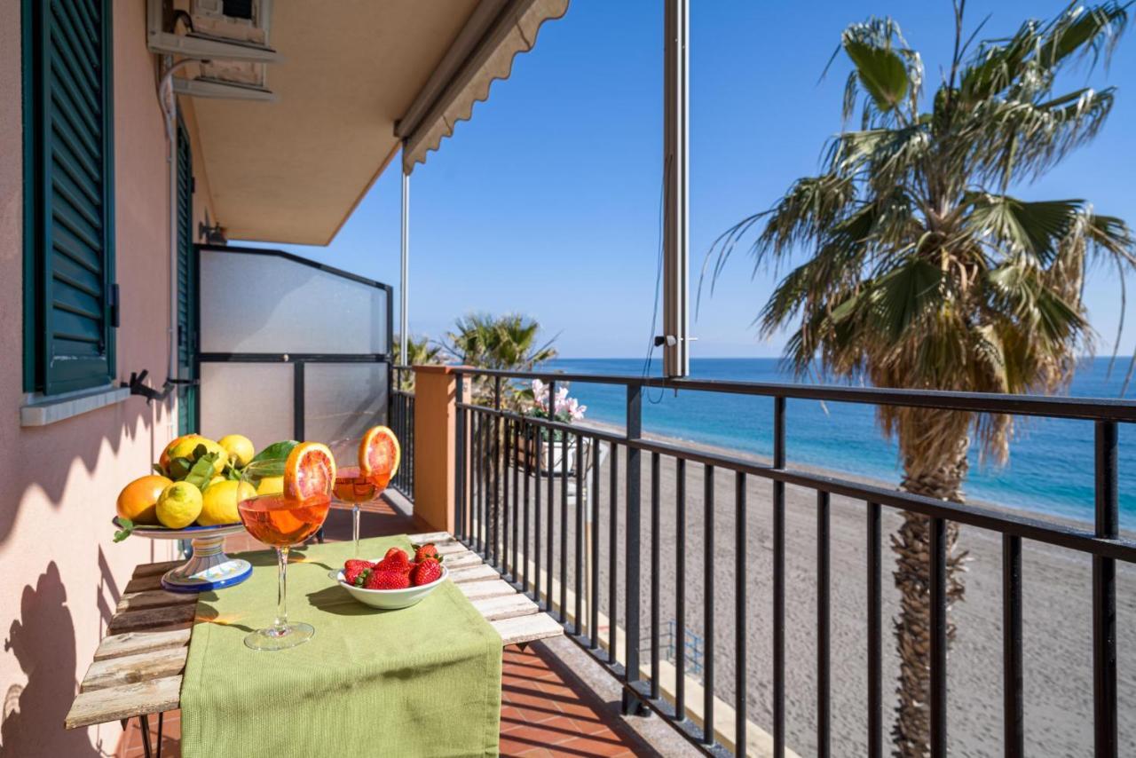 Appartement Loft Balcone Sul Mare à Letojanni Extérieur photo