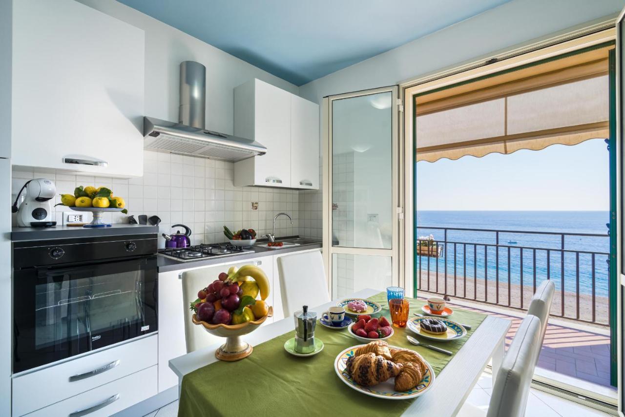 Appartement Loft Balcone Sul Mare à Letojanni Extérieur photo