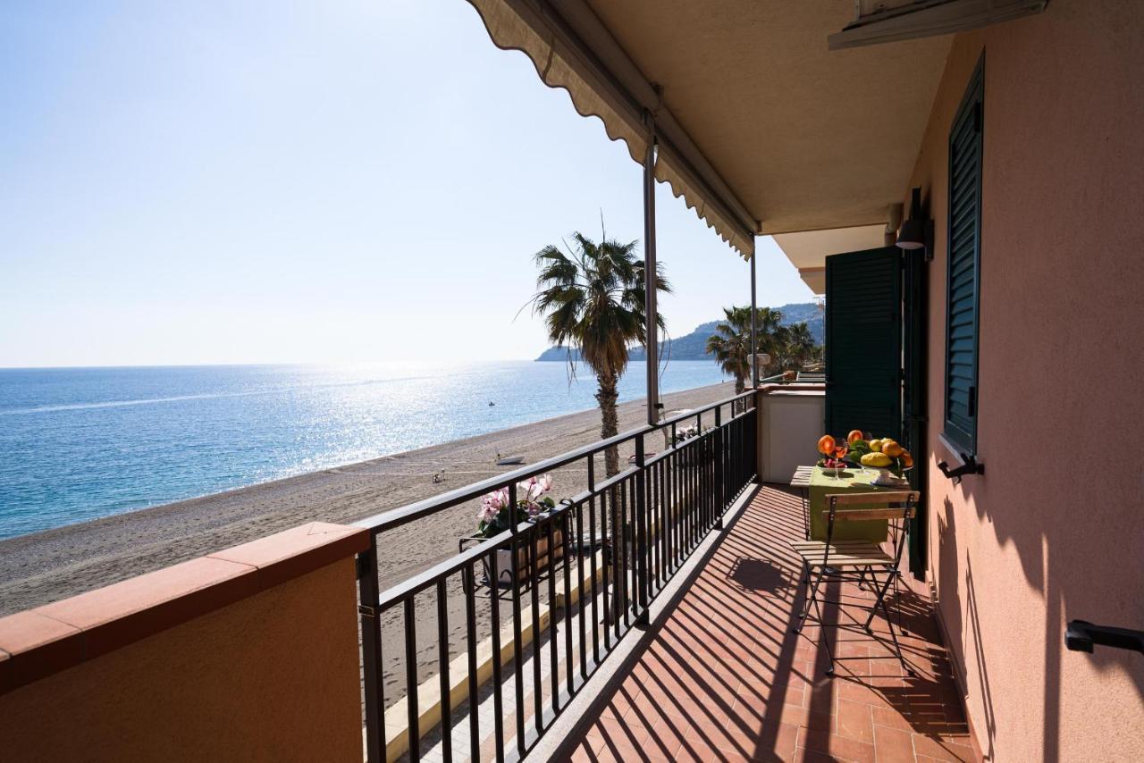 Appartement Loft Balcone Sul Mare à Letojanni Extérieur photo