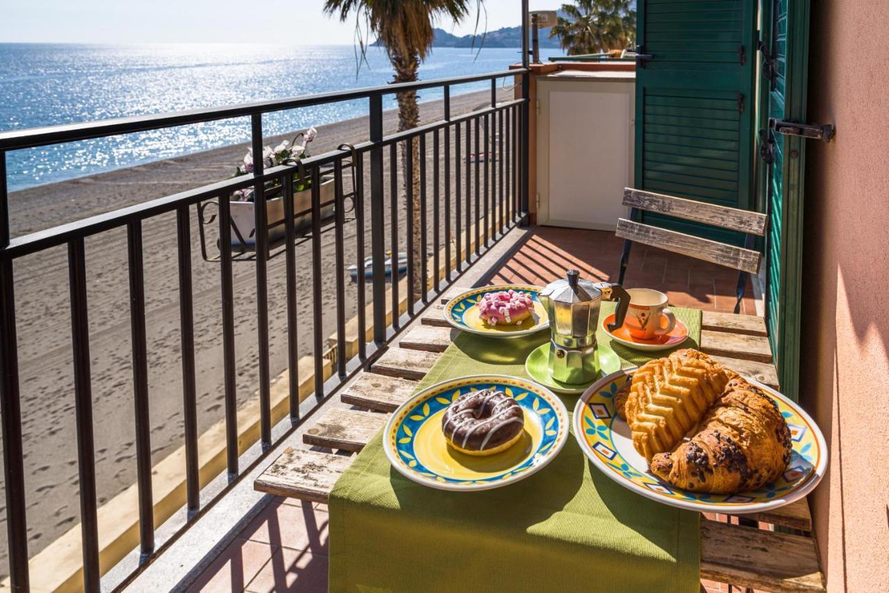 Appartement Loft Balcone Sul Mare à Letojanni Extérieur photo